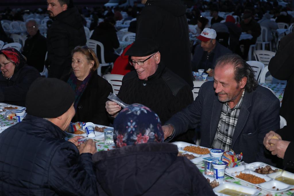 Kazım Kurt’tan Büyükdere’ye 5 bin kişilik dev iftar sofrası 