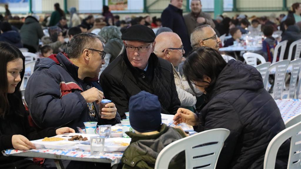 Kazım Kurt’tan 75. Yıl Mahallesi’nde binlerce kişiye iftar yemeği