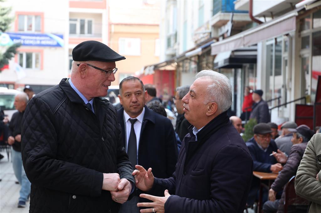 Kazım Kurt esnaf ve kahve ziyaretlerini sürdürüyor