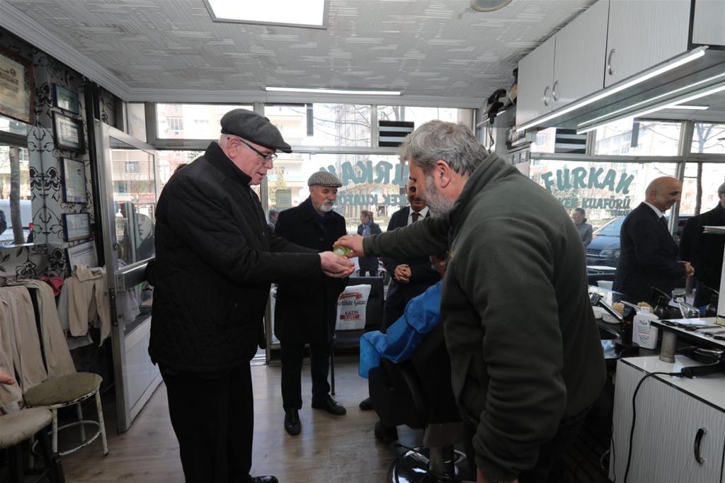 Kazım Kurt Alanönü ve İstiklal Mahallesi’nde esnafı gezdi