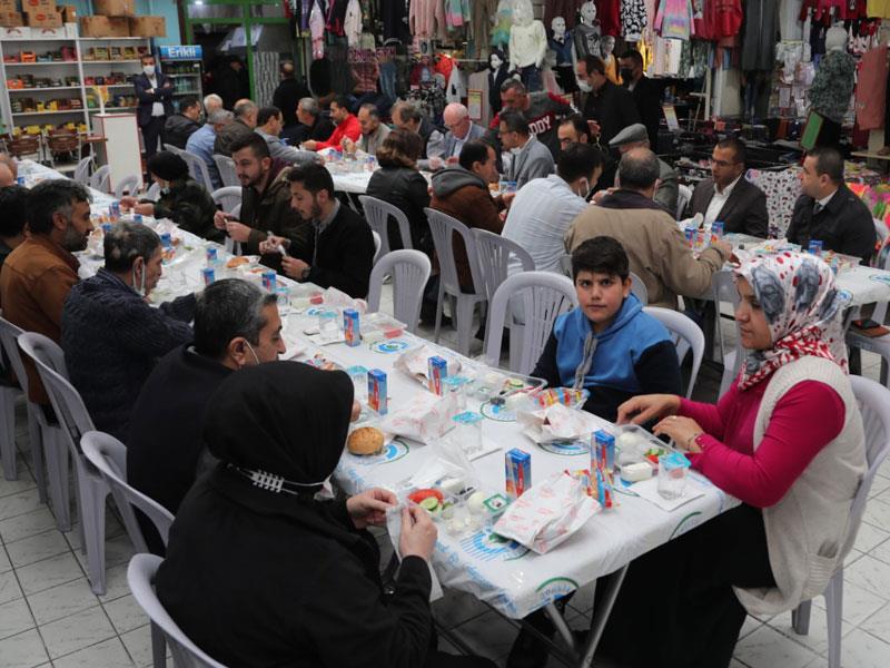 Başkan Kurt Yunus Emre Halk Çarşısı esnafı ile buluştu